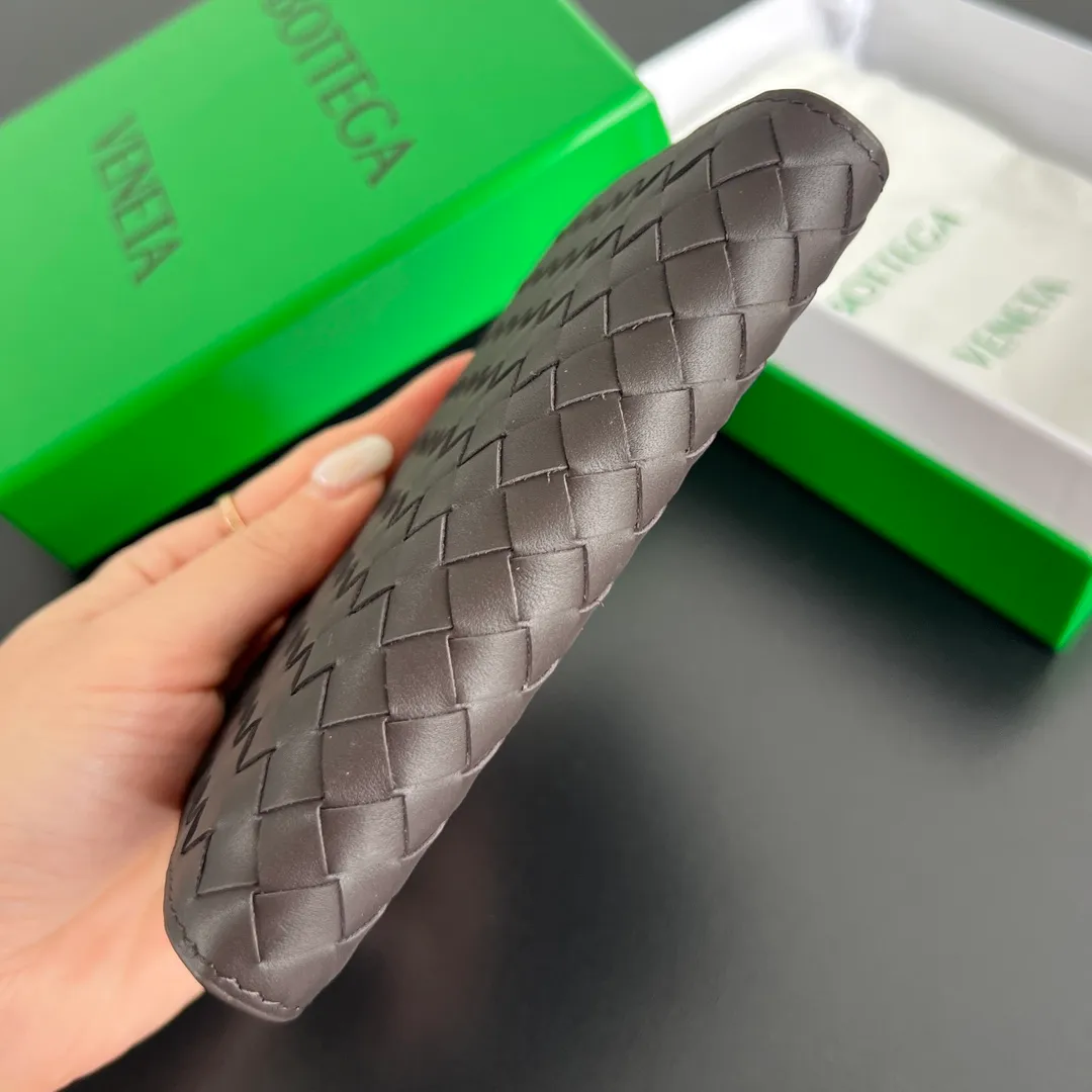 B’s new small woven passport holder [let me see]. 817398 The classic fine weave returns✅, made of cowhide, very soft to the touch and durable. In addition to your passport, you can also put your cards, ID and a small amount of cash. Small and exquisite, super suitable for travel. Weaving is the eternal classic of this brand, size: 13.3x9.5, P600